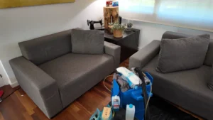 Limpieza profesional de un sofá de tela